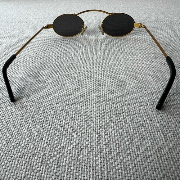 ROBERI & FRAUD Gold Doris 2.0 Sunglasses - Picture 10 of 15